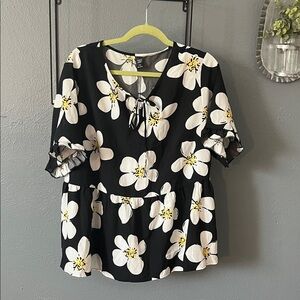 😻PLUS SIZE BEAUTY SHEIN Black and White Floral Blouse